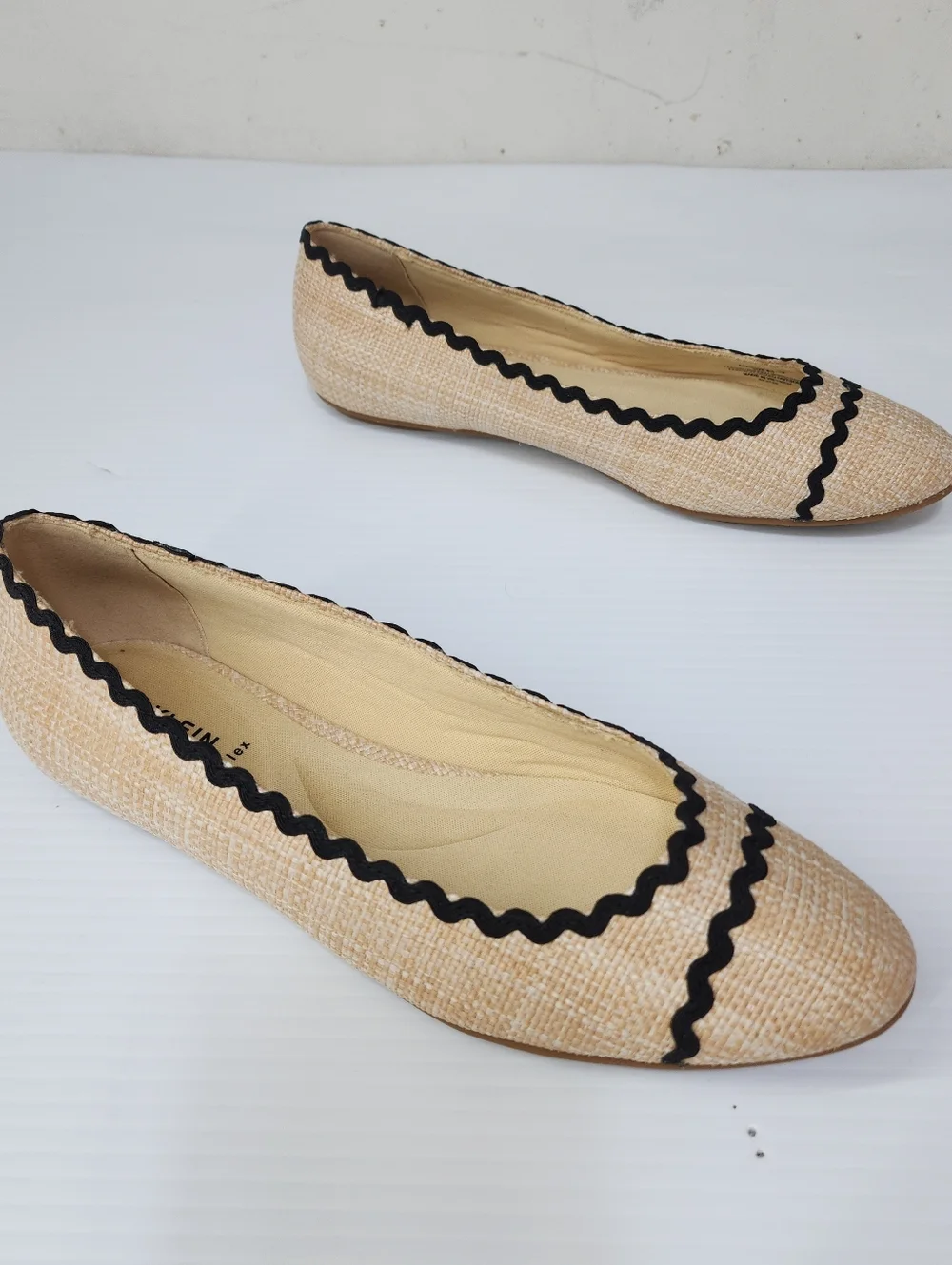 Anne Klein Scallop Trim Lux Ballet Flats - Picture 5 of 8